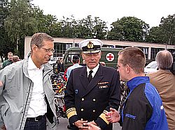 Wehrbeauftragter Robbe, Admiraloberstabsarzt Dr. Ocker und Oberfeldwebel Schubert