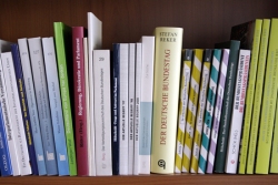 Foto: Bücher und Broschüren in einem Regal