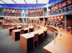 Foto: Bibliothek des Deutschen Bundestages mit Arbeitsplätzen und Bücherregalen auf verschiedenen Etagen