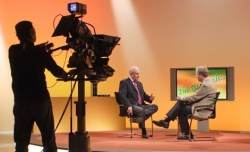 Volker Kauder im Studio des Parlamentsfernsehens