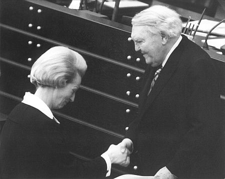 Alterspräsident Ludwig Erhard von der CDU gratuliert der neuen Bundestagpräsidentin Annemarie Renger nach ihrer Wahl am 13.12.1972 im Deutschen Bundestag in Bonn. Die SPD-Abgeordnete war mit 438 von 513 gültigen Stimmen gewählt worden.
