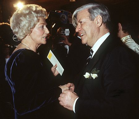 Während der Feier anläßlich seines 65. Geburtstags am 23. Dezember 1983 unterhält sich Altbundeskanzler Helmut Schmidt mit Annemarie Renger.