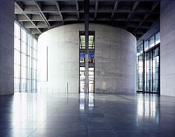 Blick durch die große Halle im Marie-Elisabeth-Lüders-Haus