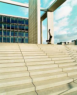 Die große Freitreppe führt zur abstrakten Skulptur Miracolo