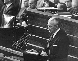 Fotografie: Bundeskanzler Kurt Kiesinger am Rednerpult im Plenarsaal des Bundestages