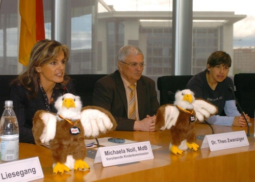 Vorsitzende der Kinderkommission Michaela Noll (CDU/CSU), Dr. Theo Zwanziger (Präsident des Deutschen Fußballbundes) und die Nationalspielerin im Frauenfußball, Ariane Hingst (1. FFC Turbine Potsdam)