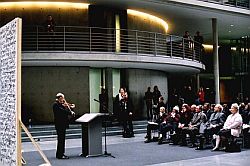 Konzertmeister Hans Maile vom Deutschen Symphonie-Orchester Berlin spielt vor den Teilnehmern der Eröffnungsfeier im Paul-Löbe-Haus aus der Partita d-Moll von Johann Sebastian Bach.