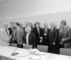 Sportausschuss feiert sein 30­jähriges Bestehen: 1. rs. der Ausschussvorsitzende, Friedhelm Julius Beucher (SPD), 3. von rs. Bundesinnenminister, Otto Schily (SPD).