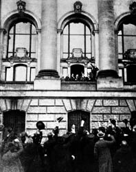 9. November 1918: Philipp Scheidemann, Vorsitzender der sozialdemokratischen Reichstagsfraktion, ruft die Republik aus.