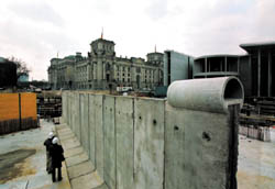 Im Marie-Elisabeth-Lüders-Haus bleibt ein Teil der Mauer als mahnendes Zeichen erhalten.