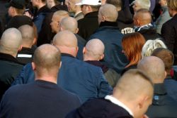 Junge Neonazis bei einer Demonstration