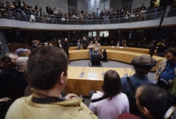 Foto: Im Ausschusssaal des Untersuchungsausschusses, Besucher sitzen auf den Tribünen, Reporter machen Aufnahmen des Saals