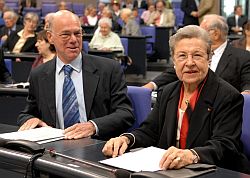 Bundestagspräsident Dr. Norbert Lammert, CDU/CSU, und die Präsidentin der Vereinigung, Prof. Dr. Dr. h. c. Ursula Lehr