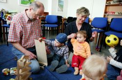 Senioren betreuen Kinder