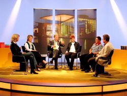 Teilnehmer der Diskussion im Studio des Parlamentsfernsehens