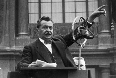 Otto Wels bei einer Rede / Foto um 1930, Klick vergrößert Bild