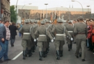 Marschierende Soldaten der NVA.