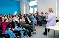 Informationen über den Bundestag: Jugendliche aus Israel zu Besuch.