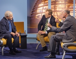 Foto: Peter Milliken (Präsident des kanadischen House of Commons, links) im Gespräch mit Bundestagspräsident Norbert Lammert (rechts), Moderator: Sönke Petersen (Mitte), Klick vergrößert Bild