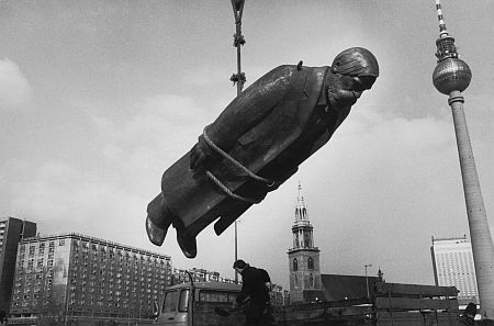 Sibylle Bergemann: Statue Friedrich Engels an Kranseilen über Marx-Engels-Forum (heute Schlossplatz)