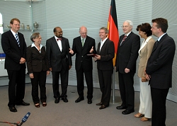 Foto: (v.l.n.r.) Gero Storjohann, Gabriele Lösekrug-Möller, Josef Philip Winkler, Norbert Lammert, Kersten Naumann, Günter Baumann, Heidrun Bluhm und Jens Ackermann