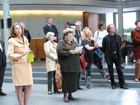 Besucher der Ausstellungseröffnung