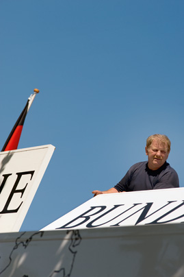 Geron Tannewitz klappt die Sichtblenden auf dem Dach des Infomobils hoch