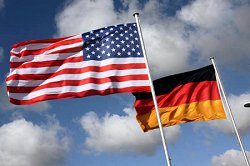 Die Fahnen der USA und Deutschlands wehen im Wind.