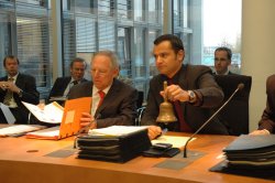 Vorsitzender Sebastian Edathy (re), Innenminister Schäuble (li) während einer Ausschusssitzung