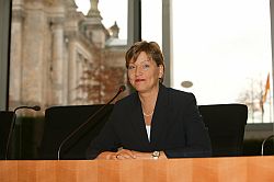Vorsitzende Petra Bierwirth in einem Sitzungssaal hinter einem Mikrofon, 26. Oktober 2006