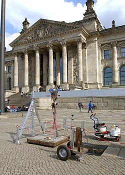 Brunnen des Kältespeichers, im Hintergrund das Reichstagsgebäude