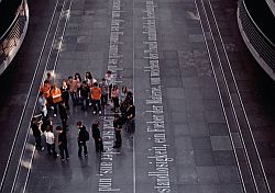 "Was ist das Leben des Menschen?", eingelassene Metalllettern im Hallenboden des Paul-Löbe-Hauses