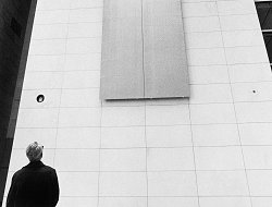 Gerhard Richter vor seinem Werk "Schwarz Rot Gold", Klick vergrößert Bild
