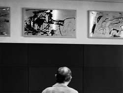 Emil Schumacher vor seinem Werk "Stationen und Zeiten, I-IV", Klick vergrößert Bild