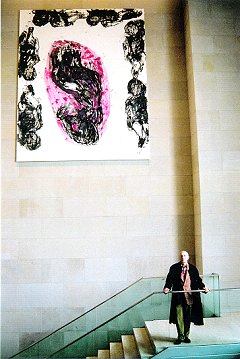 Georg Baselitz unter seinem Gemälde