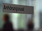 Bild: Schild mit der Aufschrift: Anhörungssaal.