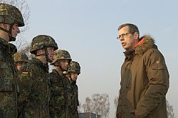 Le commissaire parlementaire aux forces armées en conversation avec des soldats pendant une visite aux troupes