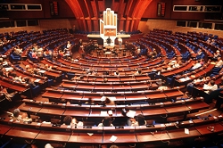 Foto: Sitzungssaal der Parlamentarischen Versammlung