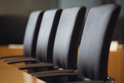Reihe von Stühlen in einem Sitzungssaal, Klick vergrößert Bild