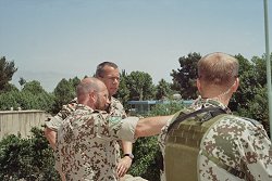 Wehrbeauftragter Reinhold Robbe in Afghanistan, Klick vergrößert Bild