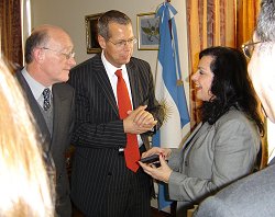 Reinold Robbe (Mitte) mit der argentinischen Verteidigungsministerin, Dr. Nilda Garré (re.), Klick vergrößert Bild