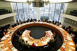 Blick in einen voll besetzten Ausschusssaal, Klick vergrößert Bild