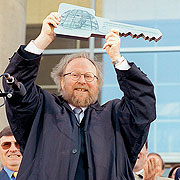 Bild: Bundestagspräsident Wolfgang Thierse 1999 mit dem symbolischen Schlüssel für das Reichstagsgebäude.