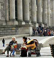 Großmutter, Mutter und Kinder vor dem Reichstagsgebäude.