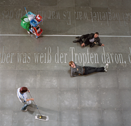 Hauptdarsteller João Baroso (oben) und Filmemacher Jan Zabeil (unten) in der Halle des Paul-Löbe-Hauses