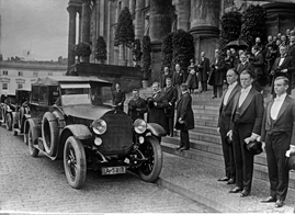 Nach der Trauerfeier für den ermordeten Reichsaußenminister Walther Rathenau 1922: Reichspräsident Friedrich Ebert und Kanzler Joseph Wirth (Bildmitte) vor dem Reichstagsgebäude