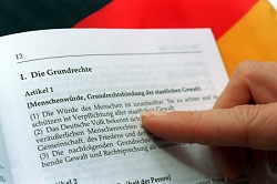 Foto: gedruckte Ausgabe des Grundgesetz