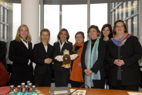 Foto: von links nach rechts - Miriam Gruß, Ursula von der Leyen, Michaela Noll, Marlene Rupprecht, Ekin Deligöz, Diana Golze und Kerstin Griese