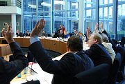Blick in einen Ausschusssaal während einer Abstimmung, Klick vergrößert Bild
