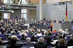 Blick in den Plenarsaal des Reichstagsgebäudes während einer Sitzung des Deutschen Bundestages